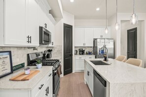 Private kitchen - Luxury 4BR Boutique Retreat Near NRG/Med Center/DT (Houston)
