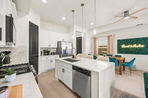 Private kitchen - Luxury 4BR Boutique Retreat Near NRG/Med Center/DT (Houston)