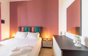 A hotel room with a bed, bedside tables, a dresser, and a mirror. - 2 bedroom nice apartment in Scicli (Scicli)