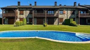 A multi-story stone building with a swimming pool in front. - Duplex ideal for families, swimming pool, fireplace and Wi-Fi (Sainte-Léocadie)