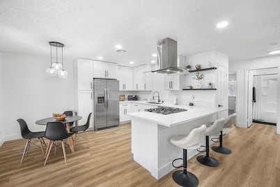 8 Min to the Strip · Renovated Private Condo · Pool, Parking, Sleeps 5