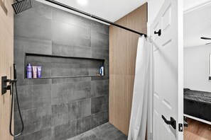Bruser, håndklæder, Sæbe, Toiletpapir