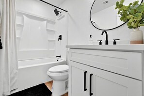Regadera, toallas, jabón, papel de baño 