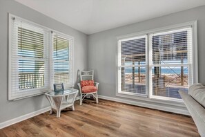 TV, books - Sitt & Walk • New! 10 Steps to Beach • Gulf Views • Sleeps 8 (Gulf Shores)