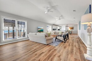 TV, books - Sitt & Walk • New! 10 Steps to Beach • Gulf Views • Sleeps 8 (Gulf Shores)