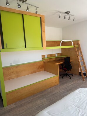 2 slaapkamers, een strijkplank/strijkijzer, wifi, beddengoed