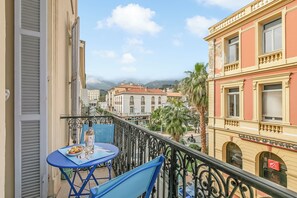 Outdoor dining - The Menton Townhouse, Menton, France (Menton)