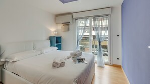 Hotelkamer met een bed, een raam met gordijnen, een plafondlamp en uitzicht.