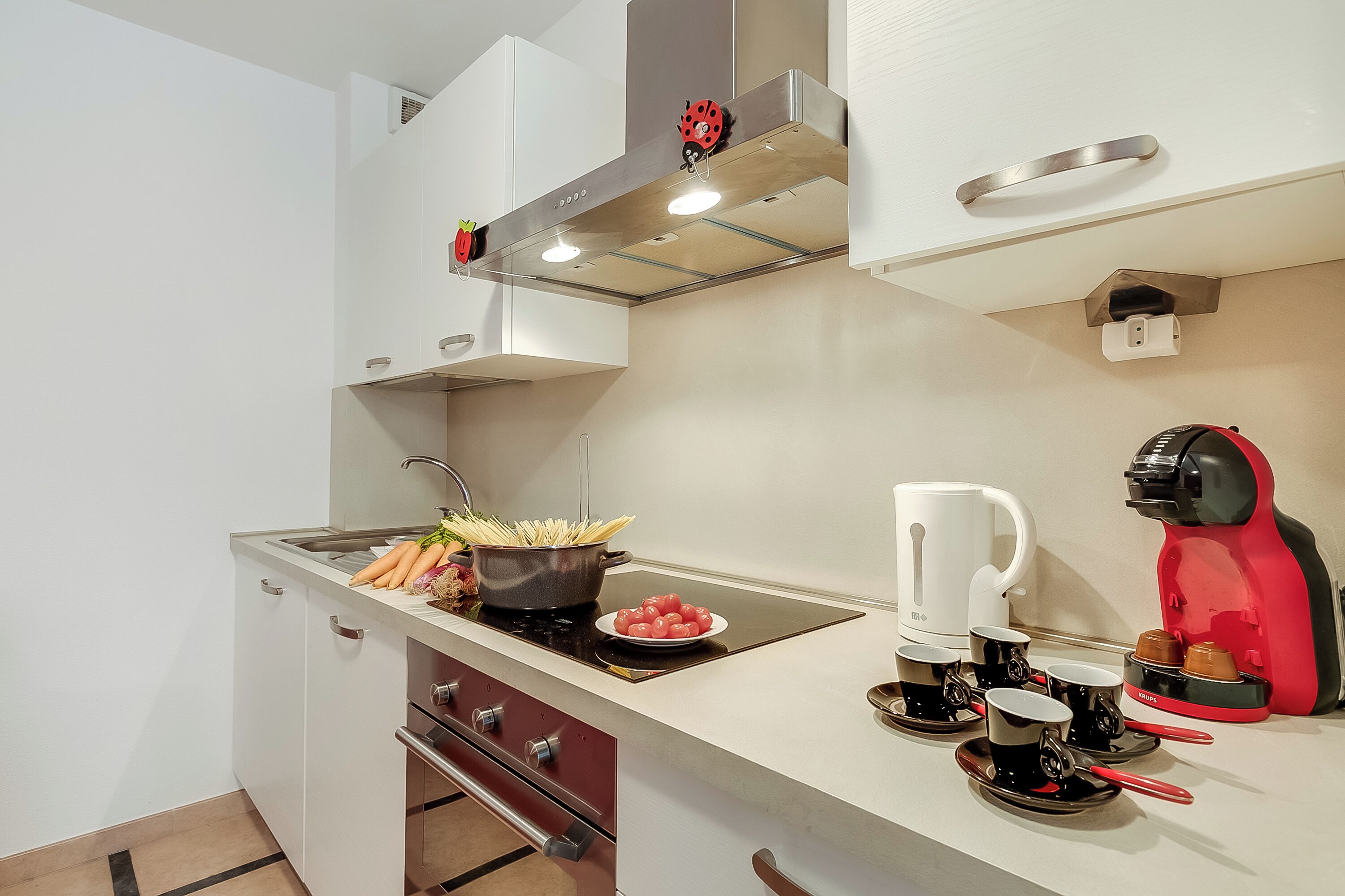 Réfrigérateur, four, plaque de cuisson, cafetière/bouilloire