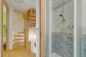 Shower, hair dryer, towels - Clementines 50 Meters From Sea, Roquebrune-Cap-Martin, France (Roquebrune-Cap-Martin)
