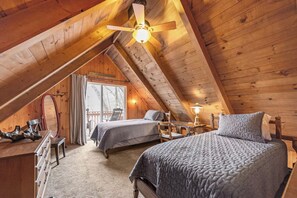3 bedrooms, free WiFi, bed sheets - Mountain and River Views - Tucked in the Trees - Wrap Around Porch (Fleetwood)