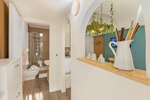 Shower, hair dryer, bidet, towels - EA Blue Marin Apartment, Sanremo, Italy (Sanremo)