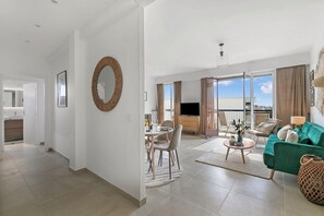 TV - Glamour Apartment - Near Beach, Juan les Pins, France (Juan les Pins)