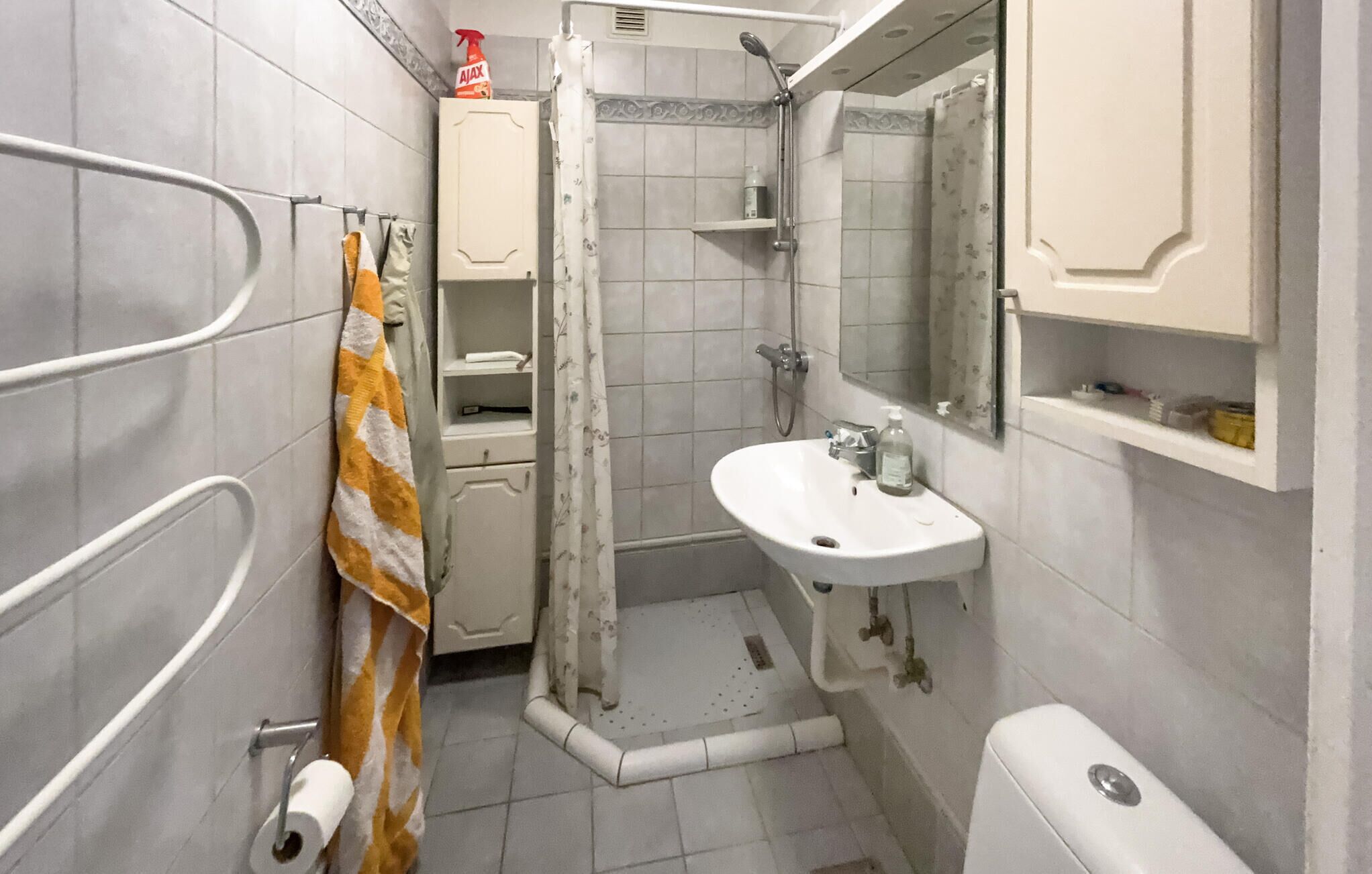 Une salle de bain équipée d’une douche, d’un lavabo, de toilettes et d’un porte-serviettes.