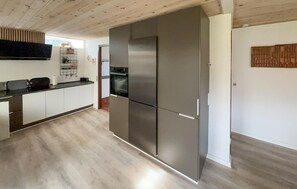 Fridge, microwave, oven, stovetop - 3 bedroom stunning home in Nørre Nebel (Nørre Nebel)