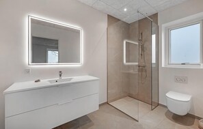 Shower - Gorgeous home in Tarm with WiFi (Tarm)