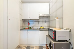 Kühlschrank, Mikrowelle, Herdplatte, Toaster