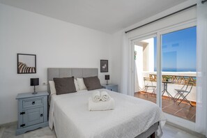 3 bedrooms, iron/ironing board, travel cot, WiFi - Bahía Estrella Residence (Casares)