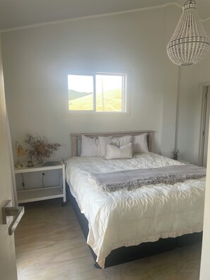 Room - Rambler’s Rest is a gorgeous, spacious cabin on a 700 acre beef farm near Raglan (Raglan)