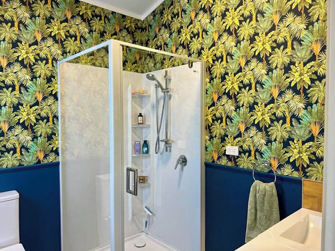 Douche, sèche-cheveux, serviettes fournies, savon