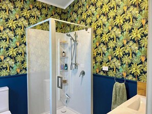 Douche, sĂšche-cheveux, serviettes fournies, savon