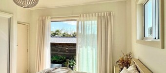 Rambler’s Rest is a gorgeous, spacious cabin on a 700 acre beef farm near Raglan