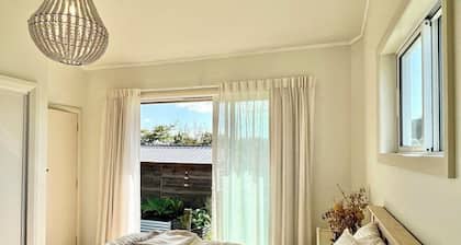 Rambler’s Rest is a gorgeous, spacious cabin on a 700 acre beef farm near Raglan