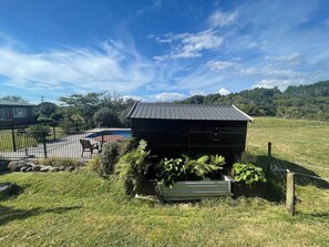 Property grounds - Rambler’s Rest is a gorgeous, spacious cabin on a 700 acre beef farm near Raglan (Raglan)