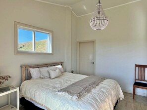 1 bedroom, WiFi - Rambler’s Rest is a gorgeous, spacious cabin on a 700 acre beef farm near Raglan (Raglan)