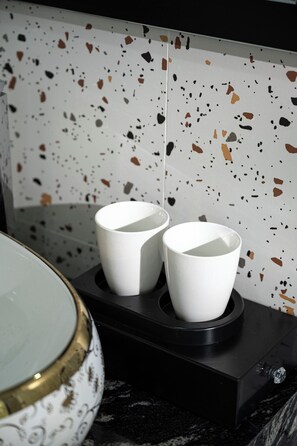 Double Room, Garden View | Bathroom | Shower, free toiletries, hair dryer, towels - Chu Homestay TamCoc (Hoa Lu)
