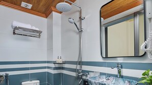 A bathroom with a shower, toilet, and sink. - Chu Homestay TamCoc (Nam Hoa Lu)