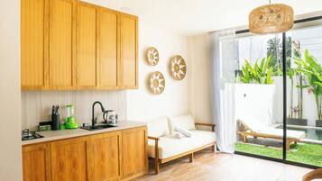 Apartamento Deluxe, patio, vistas al jardín | Interior