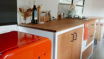 Fridge, stovetop