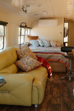 Room - R&R Bus Retreat: Betsy the Blue Bus (Wellington Mill)