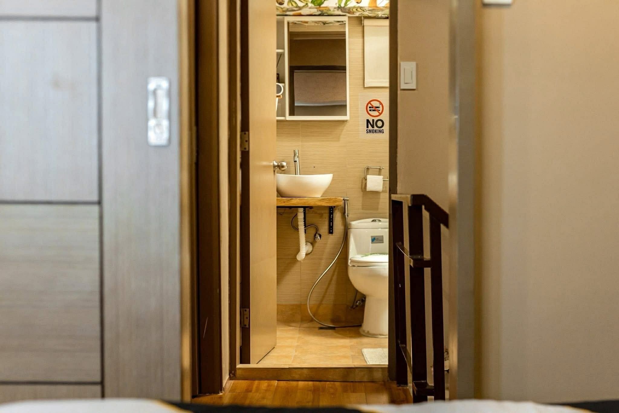 Une salle de bain d’hôtel équipée d’un lavabo, de toilettes et d’une douche.