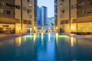Outdoor pool - 2-bedroom Apartment in Serene Located at the City Center of BGC Taguig. (Taguig)