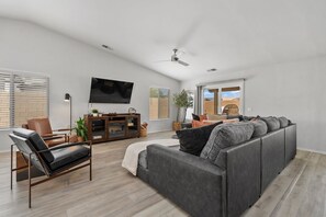Smart TV, chimenea y libros 