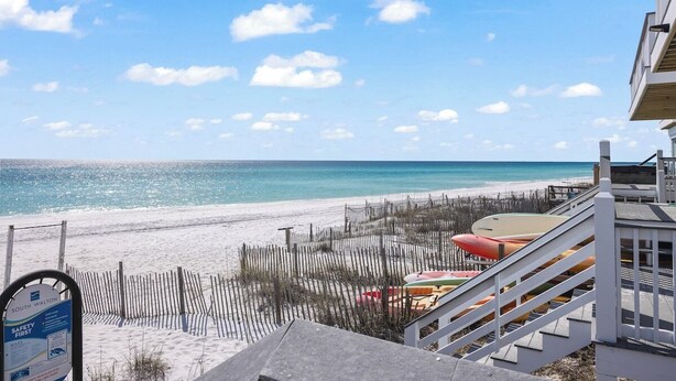 بالقرب من الشاطئ