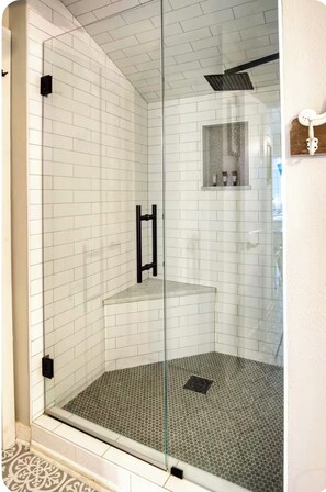 Dusche, Haartrockner, Handtücher, Seife