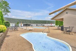 Außenpool (je nach Saison geöffnet), Sonnenschirme, Liegestühle