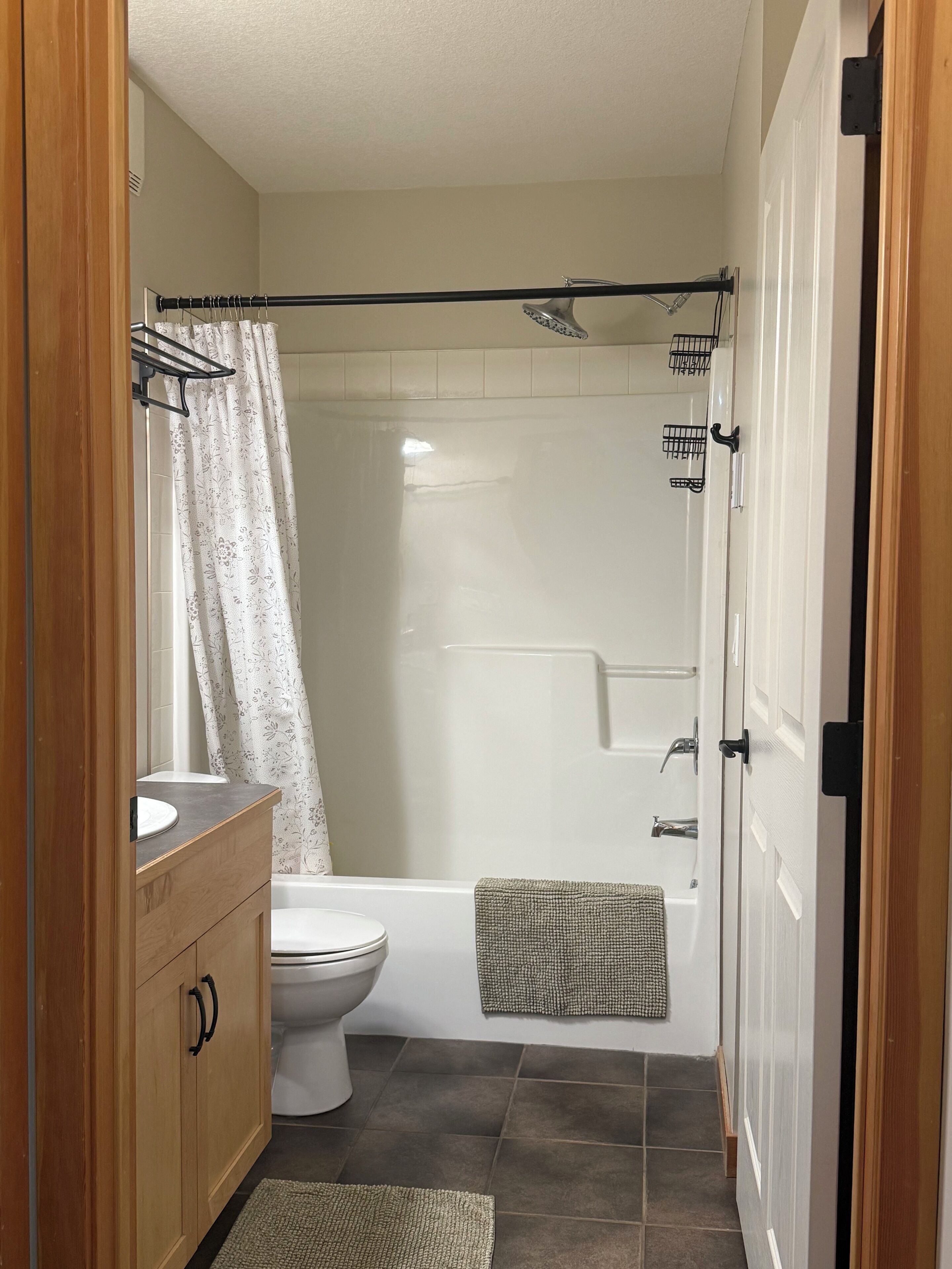 Apartamento familiar, no fumadores, vistas a la montaña | Baño | Ducha y bañera combinadas y artículos de higiene personal gratuitos