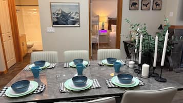 Condo família, para não fumantes, vista para a montanha | Opções para refeição no quarto