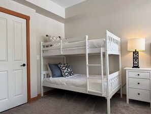 Room - Mountain View Condo - Lodges at Canmore (Canmore)