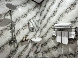 Deluxe-Villa, eigener Pool | Badezimmer