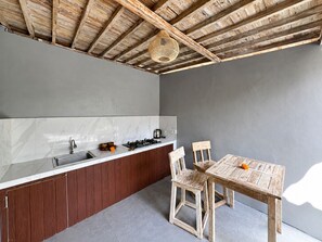 Deluxe Villa, Private Pool | Private kitchen - D'carik Wooden Lodge Ricefield View by TVM (Ubud)
