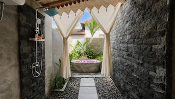 Deep-soaking bathtub
