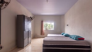 A room with a bed, a wardrobe, a window with curtains, and a ceiling fan. - Apartamento Para 6 com Vaga e Churrasqueira (Para de Minas)