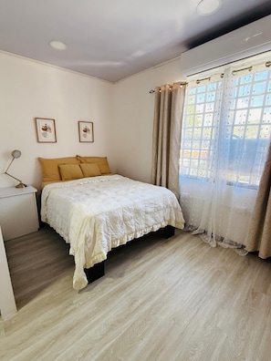 1 bedroom, iron/ironing board, WiFi (free), bed sheets - 11 minutes from Manuel Antonio Park, Comfort Accommodations (Quepos)