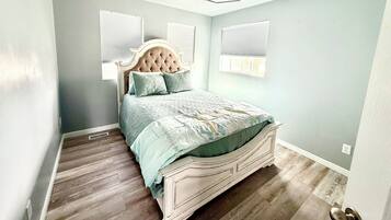 4 bedrooms, iron/ironing board, WiFi, bed sheets