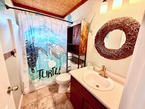 Shower, hair dryer, towels, soap - Spacious 4-bedroom house in beautiful West Jordan with AC and gym (West Jordan)